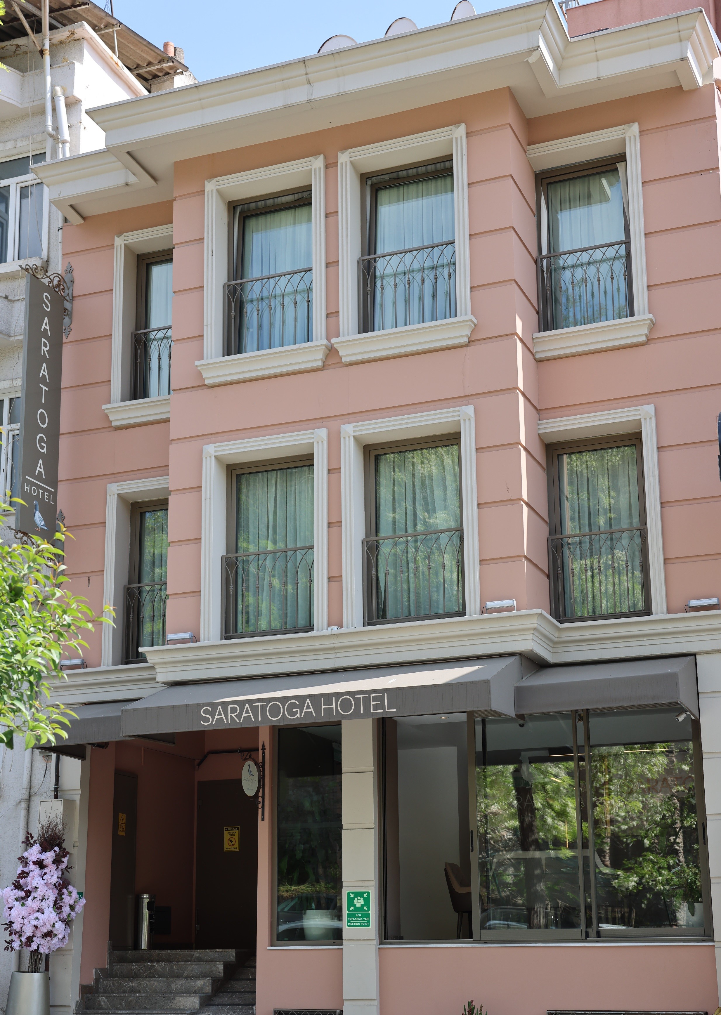 Saratoga Hotel