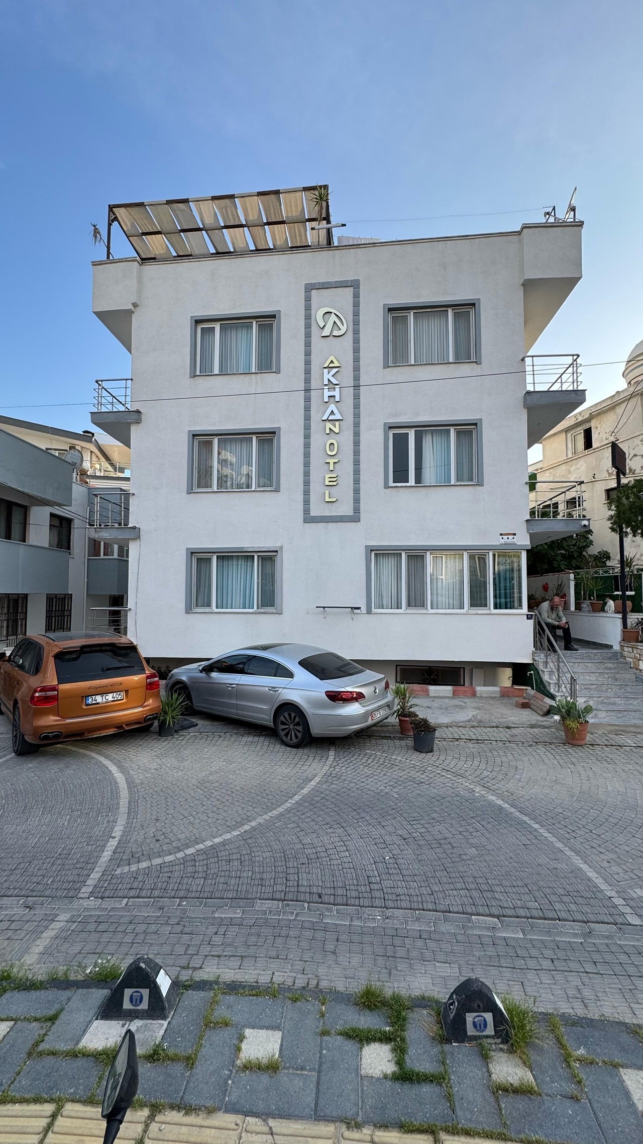 AKHAN OTEL